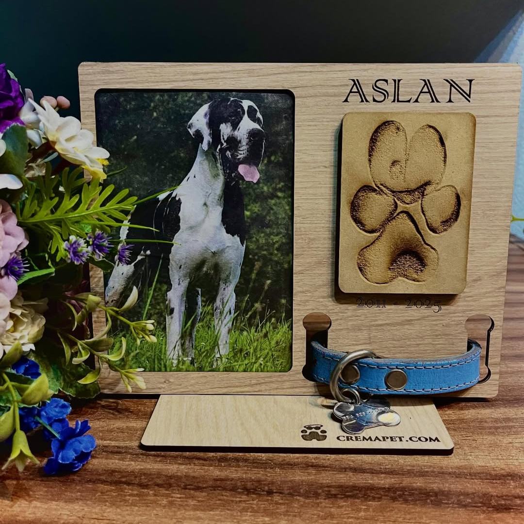 Portarretrato de madera de Aslan con su foto, su huella grabada y su collar