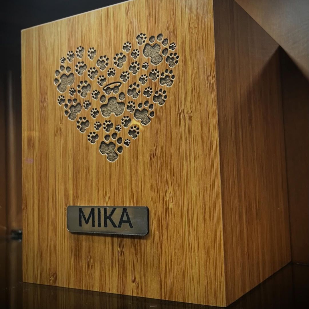 Urna de bambú con corazón de huellas calado y placa con el nombre Mika